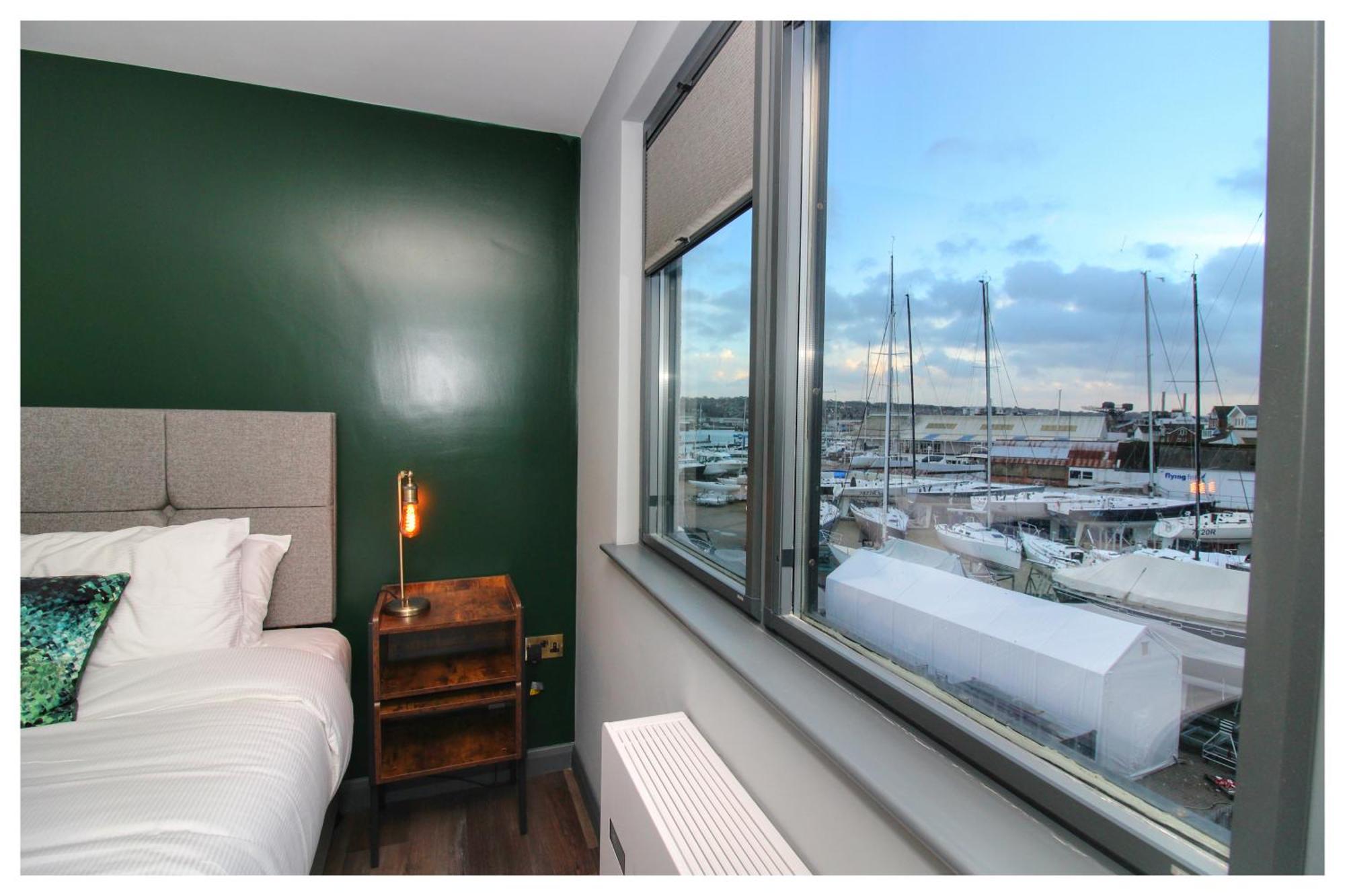 Pinnacle Suites Hotel Cowes  Esterno foto